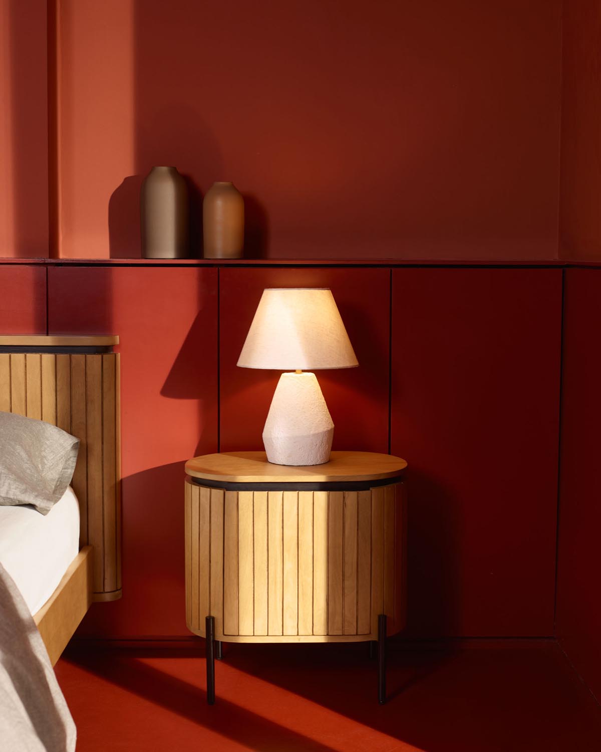 Licia Nachttisch: Massives Mangoholz trifft auf schwarzes Metall-Design.