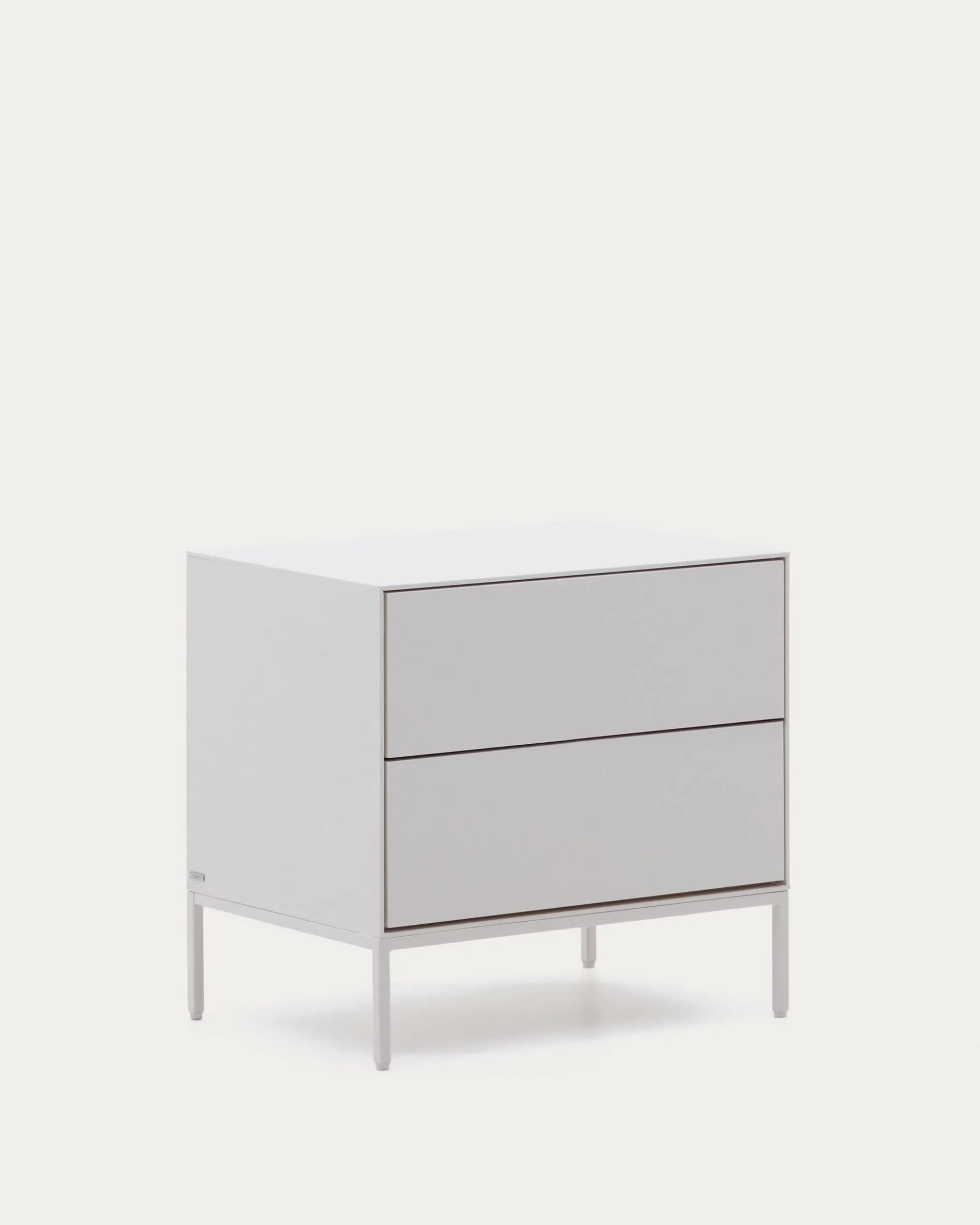 Moderner Nachttisch Vedrana von Kave Home, 2 Schubladen, weiß lackiertes MDF, 60x55 cm, stilvoll und funktional für jedes Schlafzimmer.