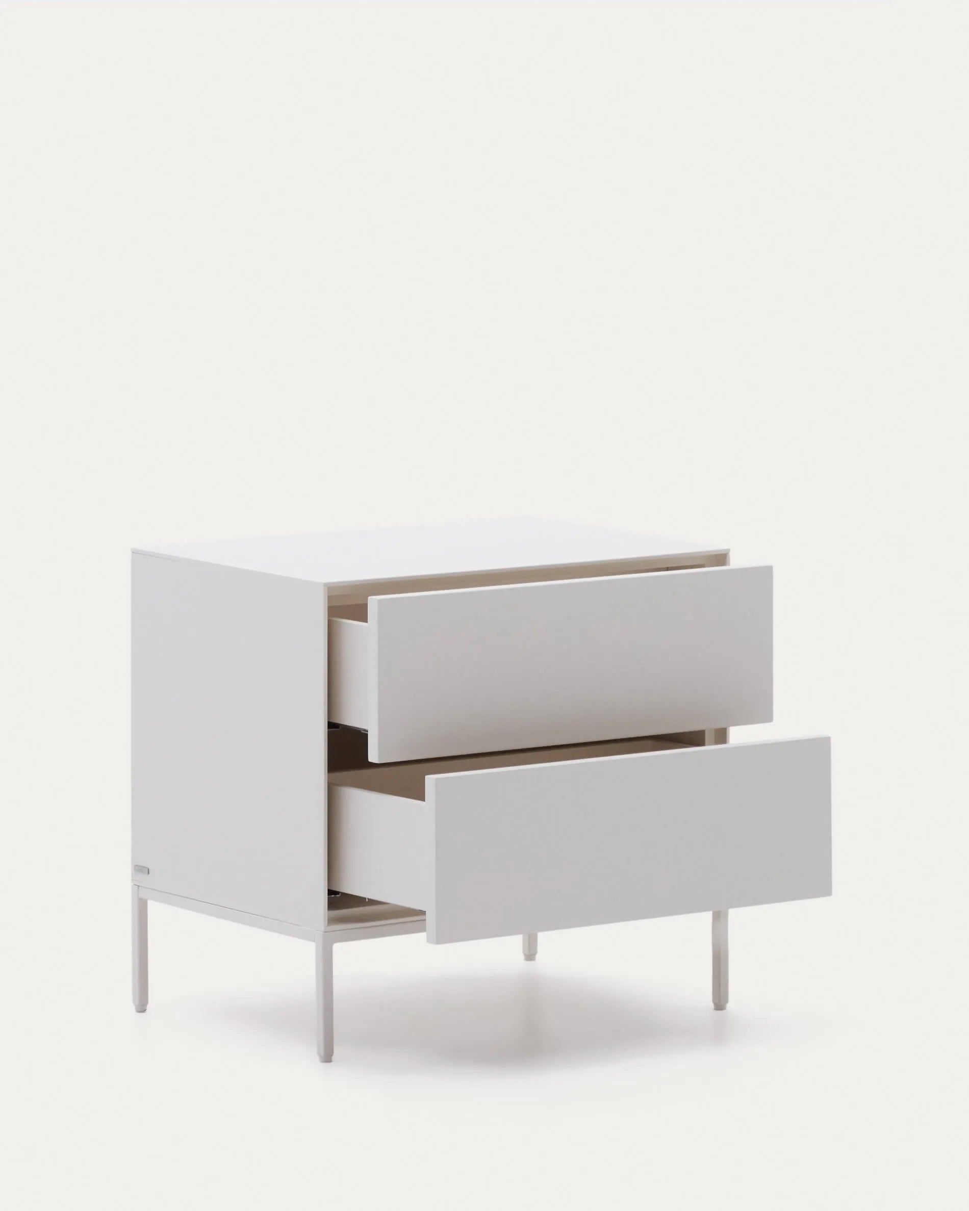 Moderner Nachttisch Vedrana von Kave Home, 2 Schubladen, weiß lackiertes MDF, Maße 60x55 cm, perfekt für stilvolle Schlafzimmer.