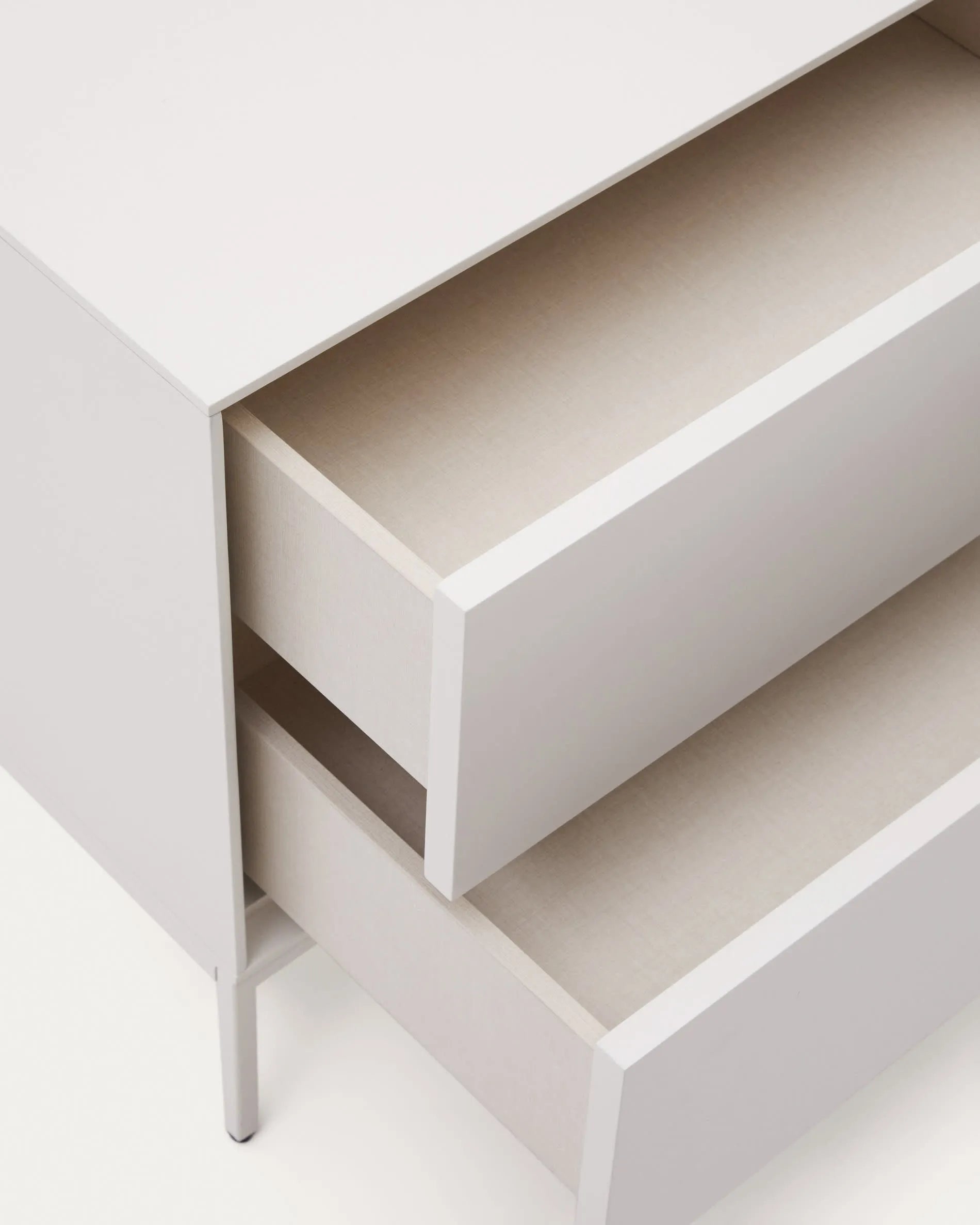 Eleganter Nachttisch Vedrana von Kave Home, 2 Schubladen, weiß lackiertes MDF, Maße 60x55 cm, ideal für moderne Schlafzimmer.