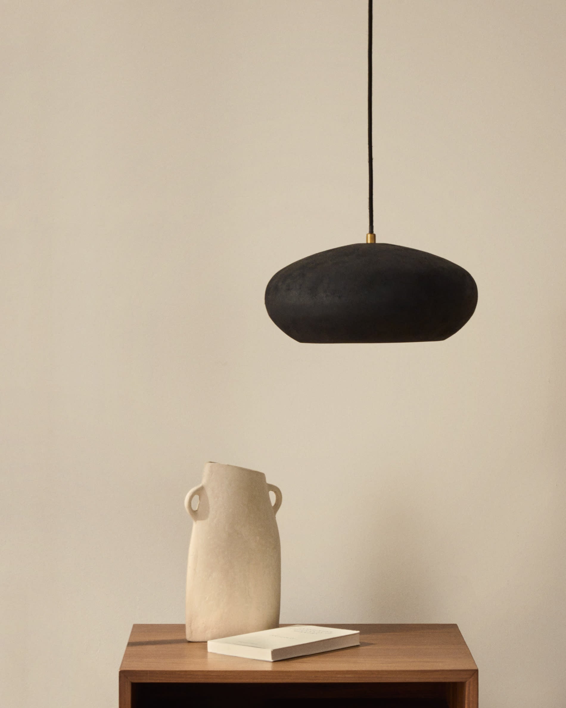 Eleganter Nachttisch Elan aus Walnussholz und Furnier, mit Seilgriff, 51x45 cm, FSC-zertifiziert, von Kave Home.
