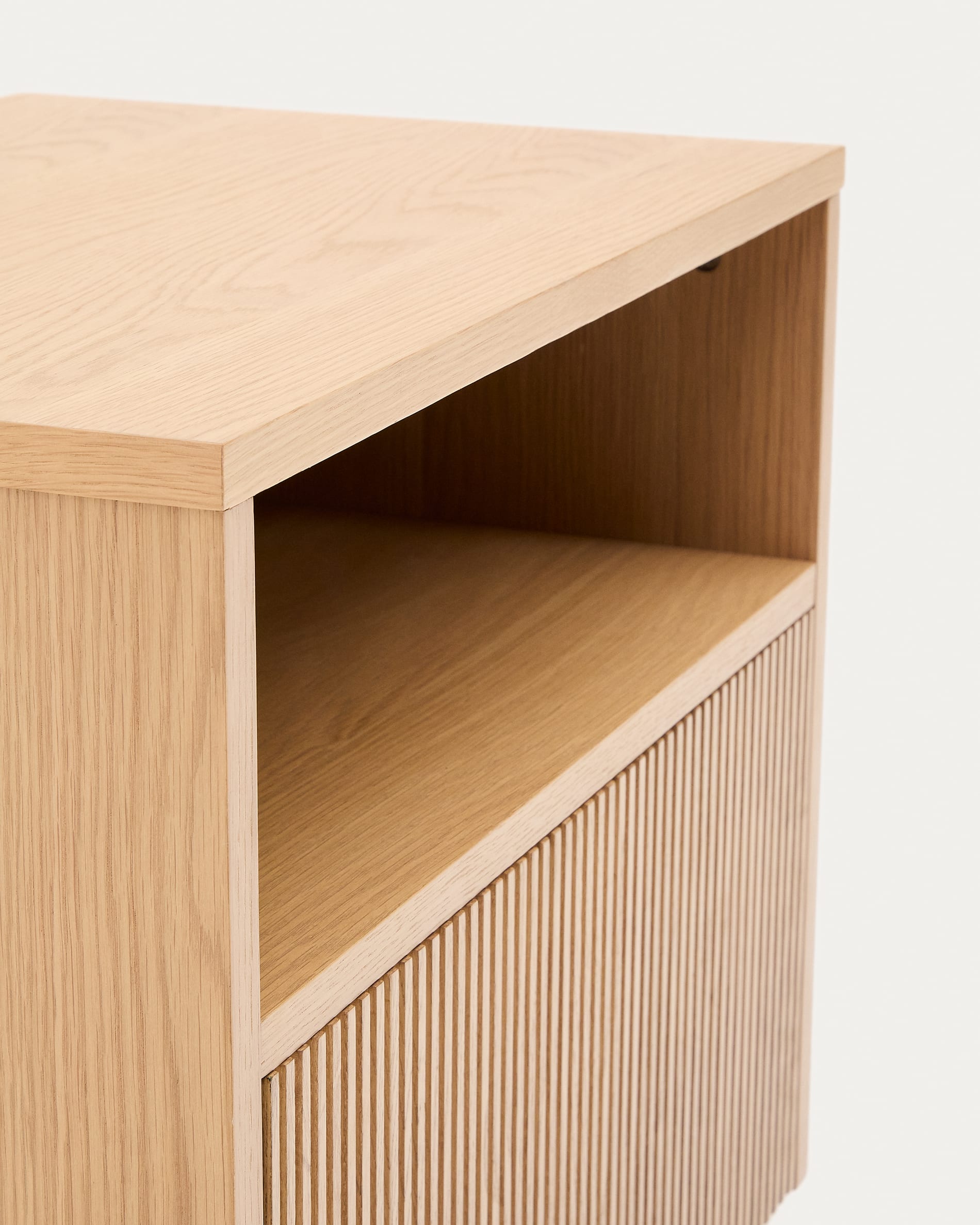 Eleganter Nachttisch aus Eichenfurnier, 60x52 cm, mit Schublade, FSC-zertifiziert, von Kave Home, modern und umweltfreundlich.