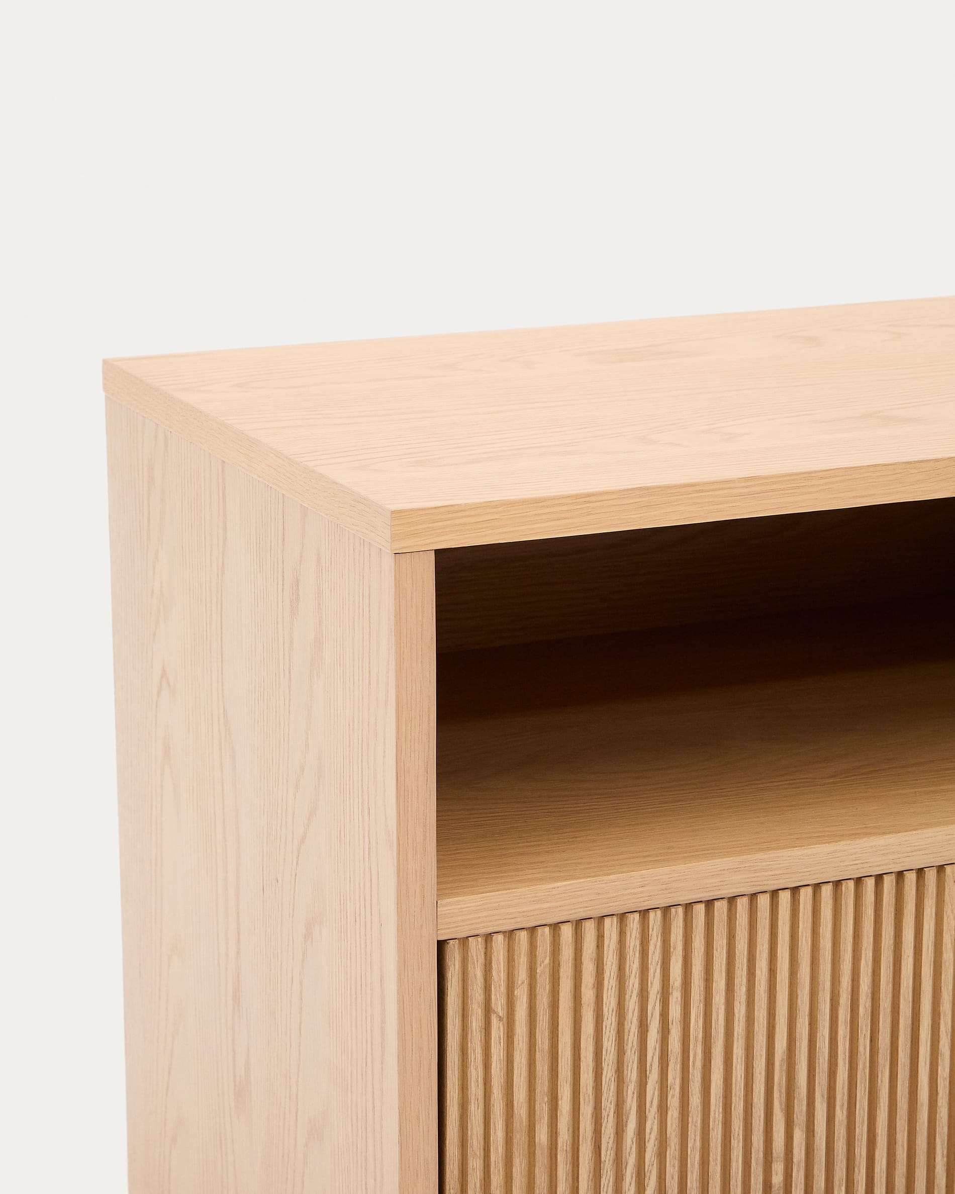 Eleganter Nachttisch aus Eichenfurnier, 60x52 cm, mit Schublade, FSC-zertifiziert, von Kave Home, modern und umweltfreundlich.
