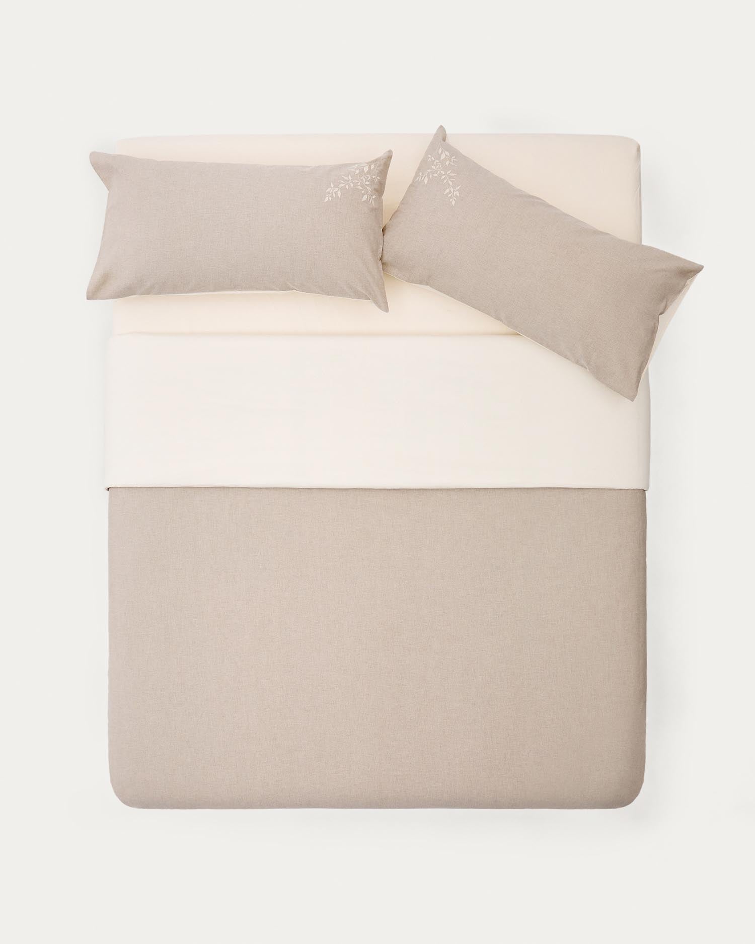Set Sotela Bezug für Bettdecke und Kopfkissen mit gestickten Streifen 100% Baumwolle Perka in Braun präsentiert im Onlineshop von KAQTU Design AG. Bettwäsche ist von Kave Home