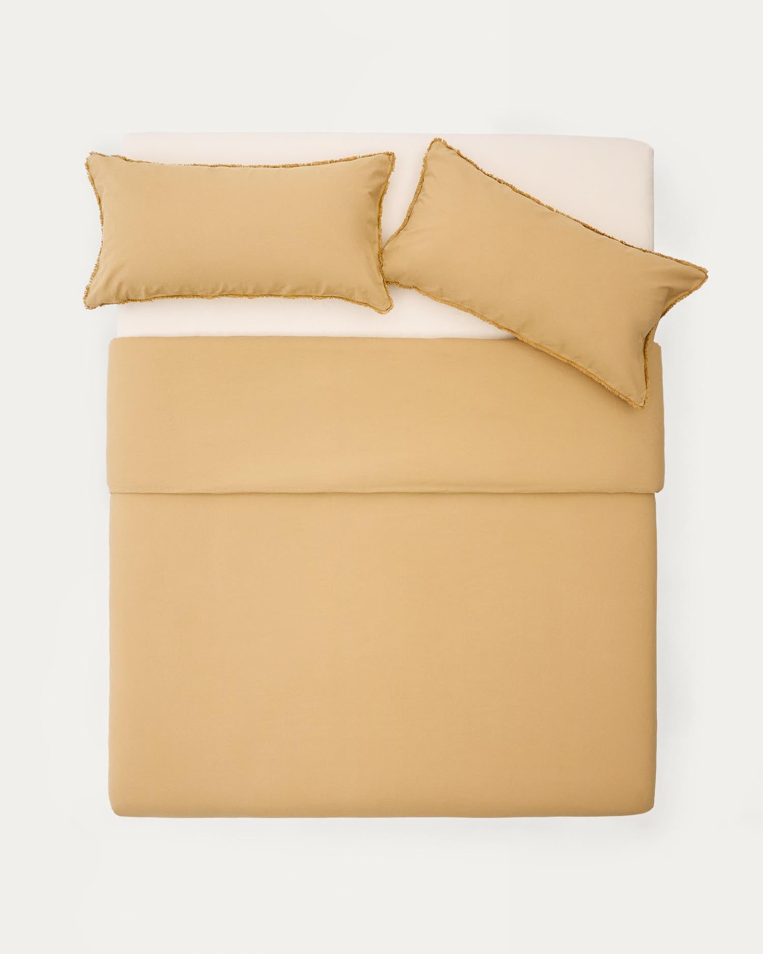Set Sifinia Bettdecken- und Kopfkissenbezug aus 100% Baumwollperkal mit Fransen senffarben in Senfgelb präsentiert im Onlineshop von KAQTU Design AG. Deko Kissenbezug ist von Kave Home