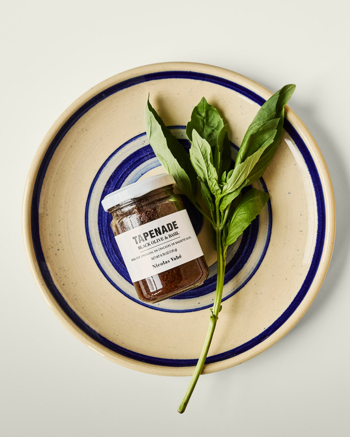 Tapenade, Black Olive & Basil in  präsentiert im Onlineshop von KAQTU Design AG. Lebensmittel ist von Nicolas Vahé