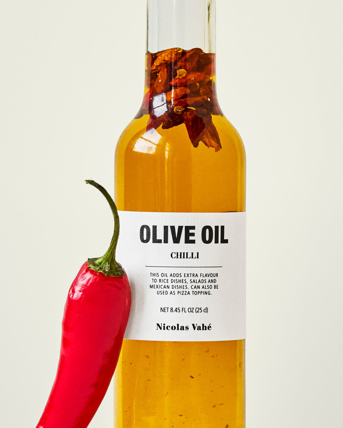 Olivenöl mit chilli in  präsentiert im Onlineshop von KAQTU Design AG. Lebensmittel ist von Nicolas Vahé