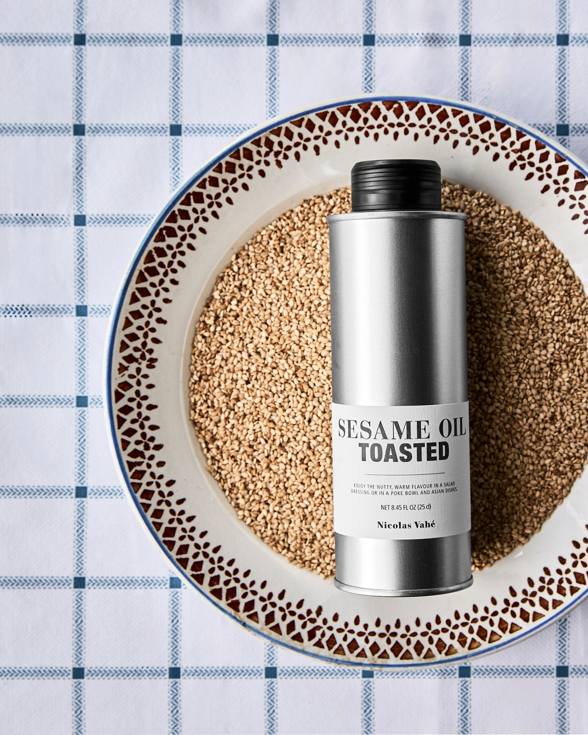 Toasted sesame oil von Nicolas Vahé, geröstetes Sesamöl in weissem Behälter