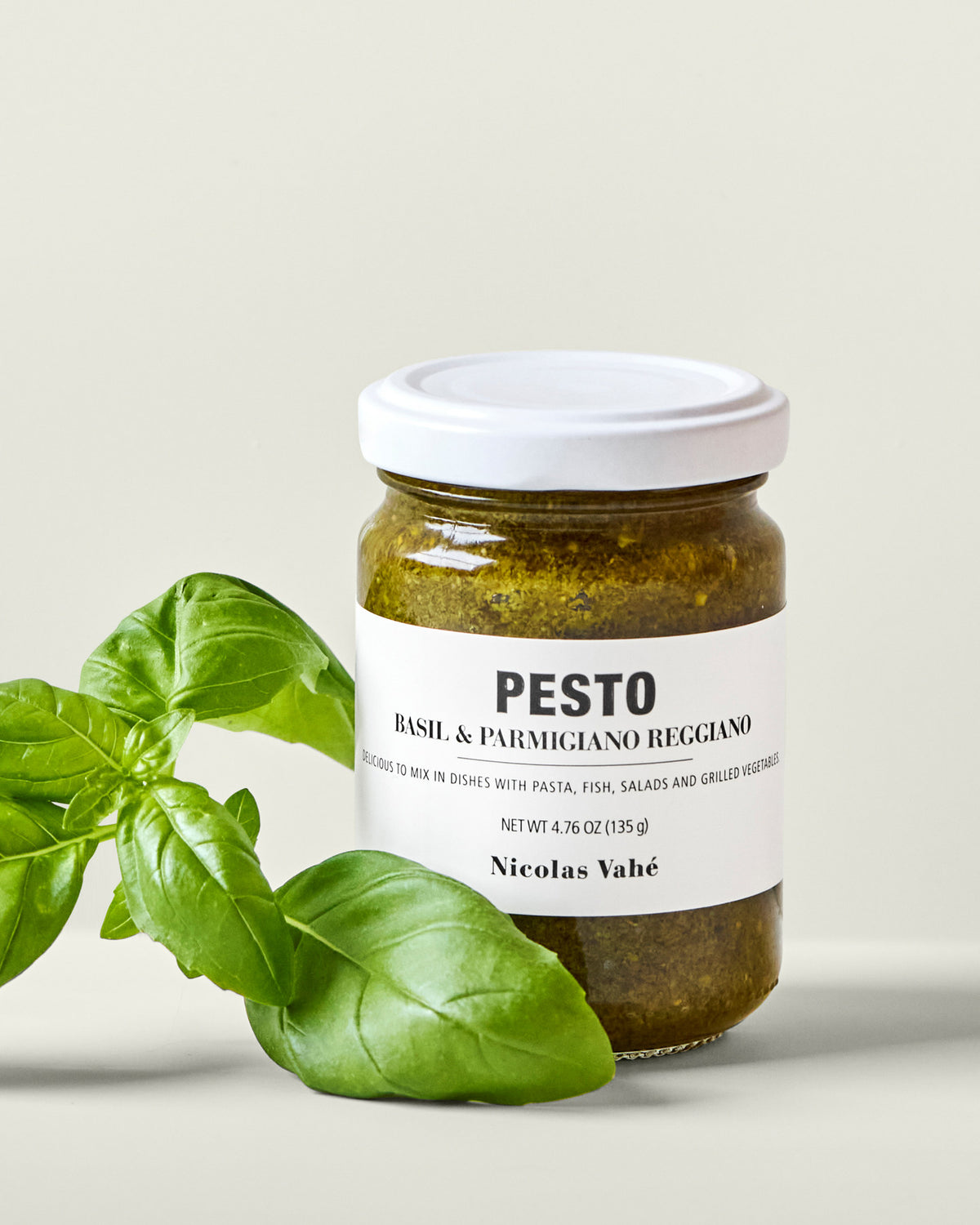 Pesto Basil & Parmigiano Reggiano in Grau schwarz präsentiert im Onlineshop von KAQTU Design AG. Lebensmittel ist von Nicolas Vahé