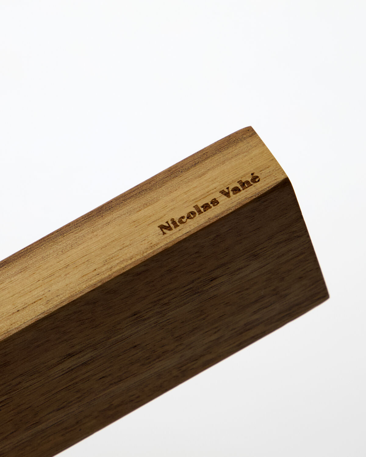 Elegantes Küchenmesser von Nicolas Vahé, ideal für präzise Schneidarbeiten und ein ansprechendes Kocherlebnis in Ihrer Küche.