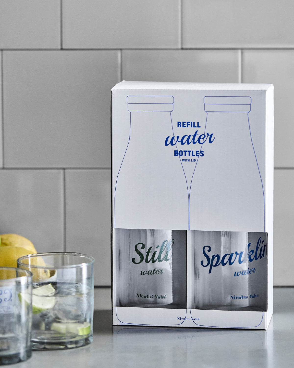 Flasche mit Deckel, NVWater, Klar in Klar präsentiert im Onlineshop von KAQTU Design AG. Kanne ist von Nicolas Vahé