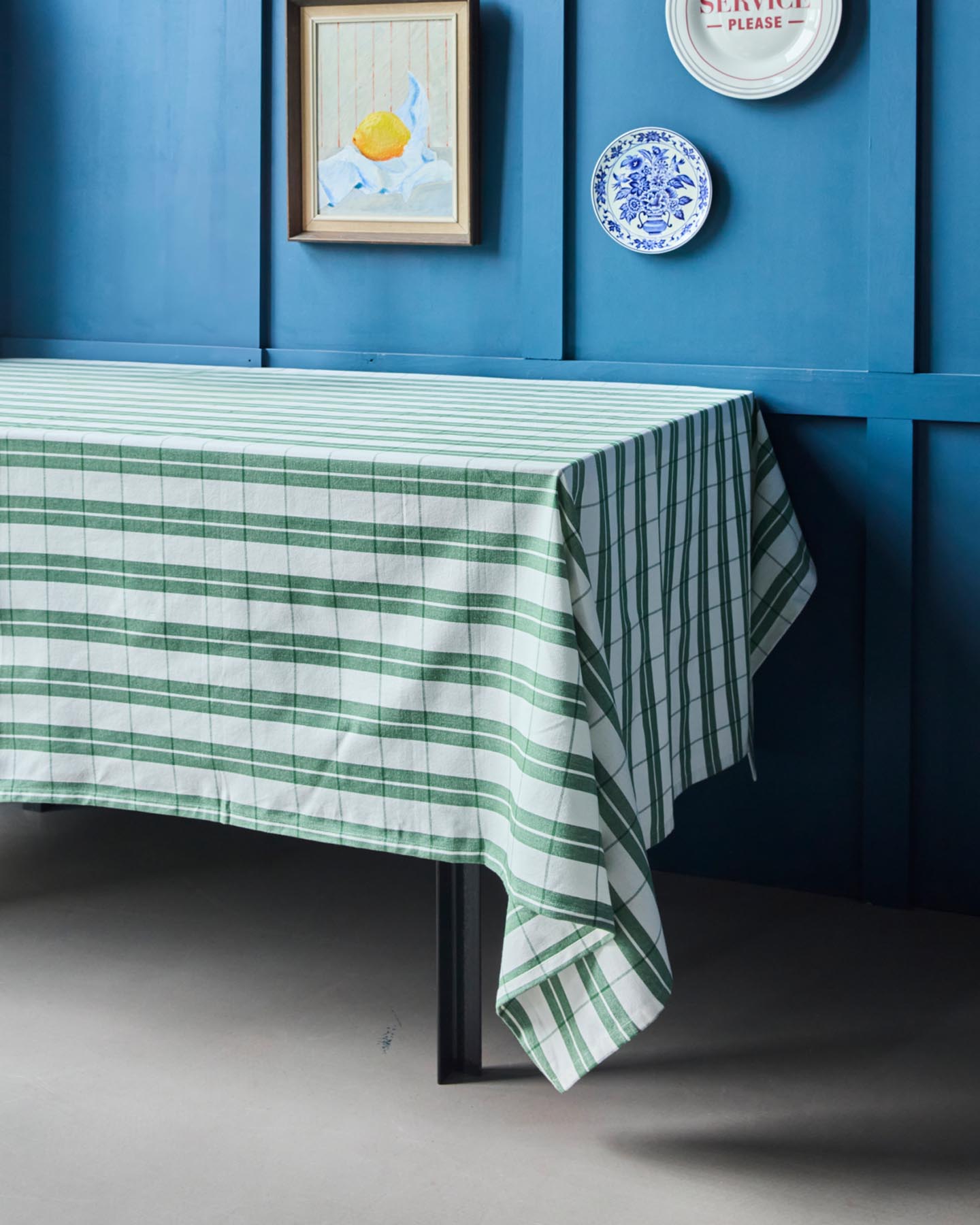 Entdecken Sie die elegante Tischdecke NVChef in Grün von Nicolas Vahé. Ideal für stilvolle Anlässe und gemütliche Mahlzeiten.