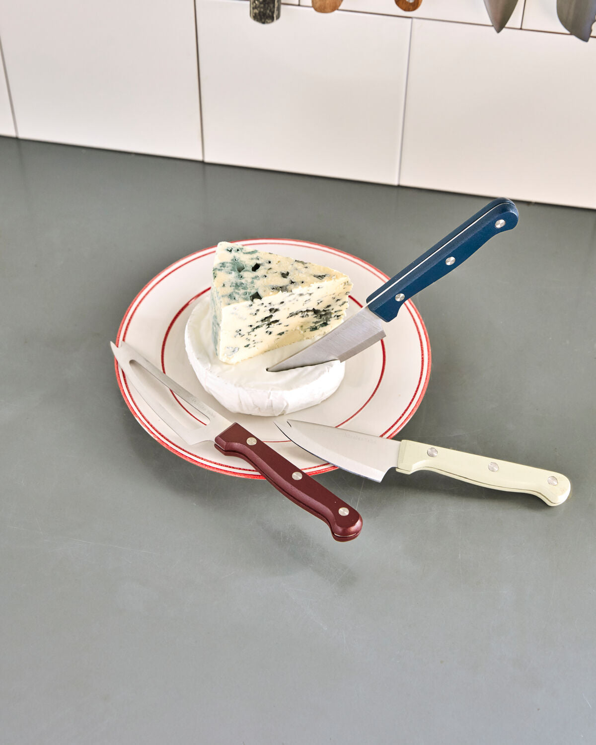 Käsemesser, NVCheese Knives, Weiß, Blau, Rot in White präsentiert im Onlineshop von KAQTU Design AG. Käsemesser ist von Nicolas Vahé
