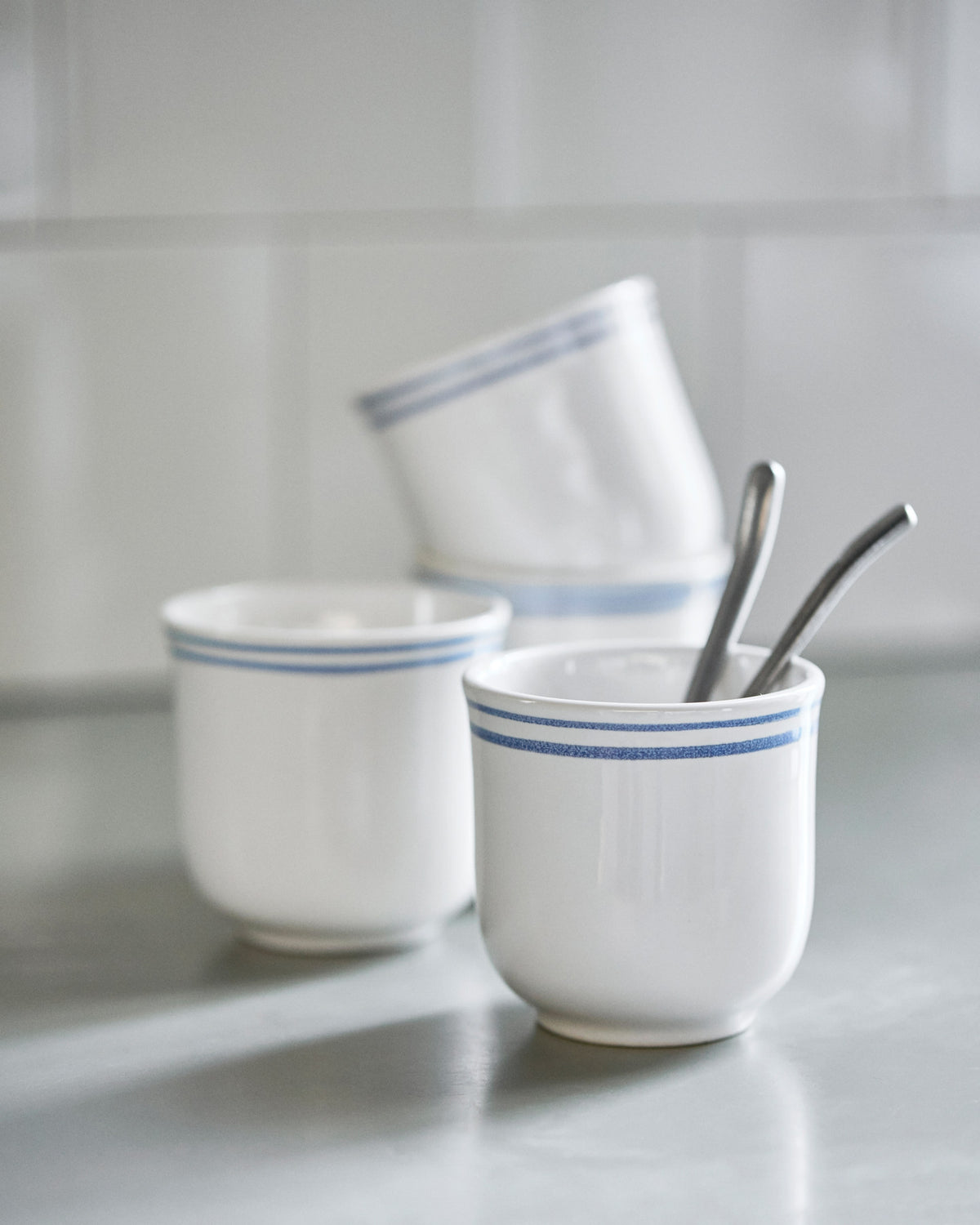 Tasse, NVBistro, Blau, Weiß in Blue präsentiert im Onlineshop von KAQTU Design AG. Tasse ist von Nicolas Vahé