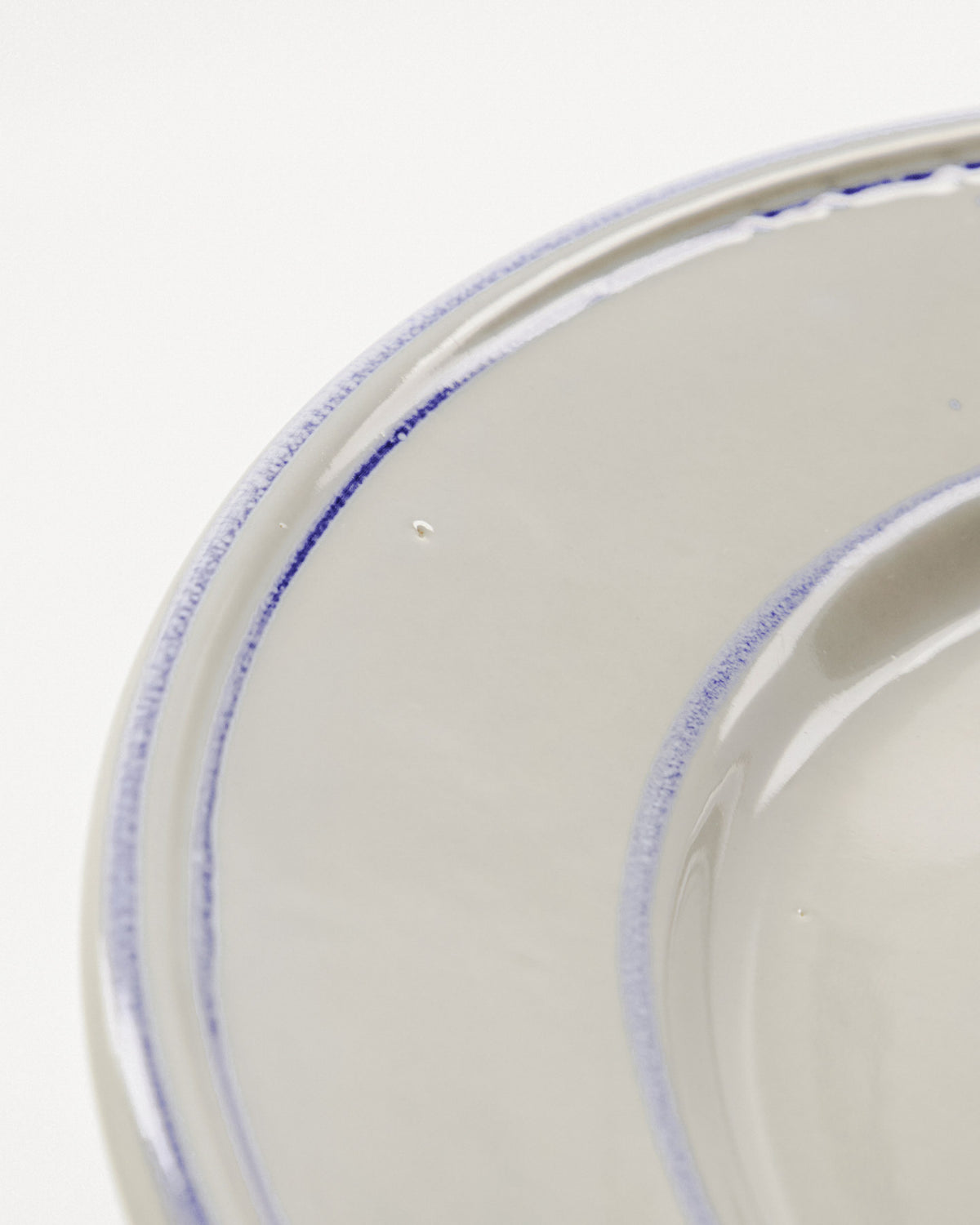 Zwei Steingut-Teller NVBistro in Blau und Weiss mit blauem Rand, runde Form