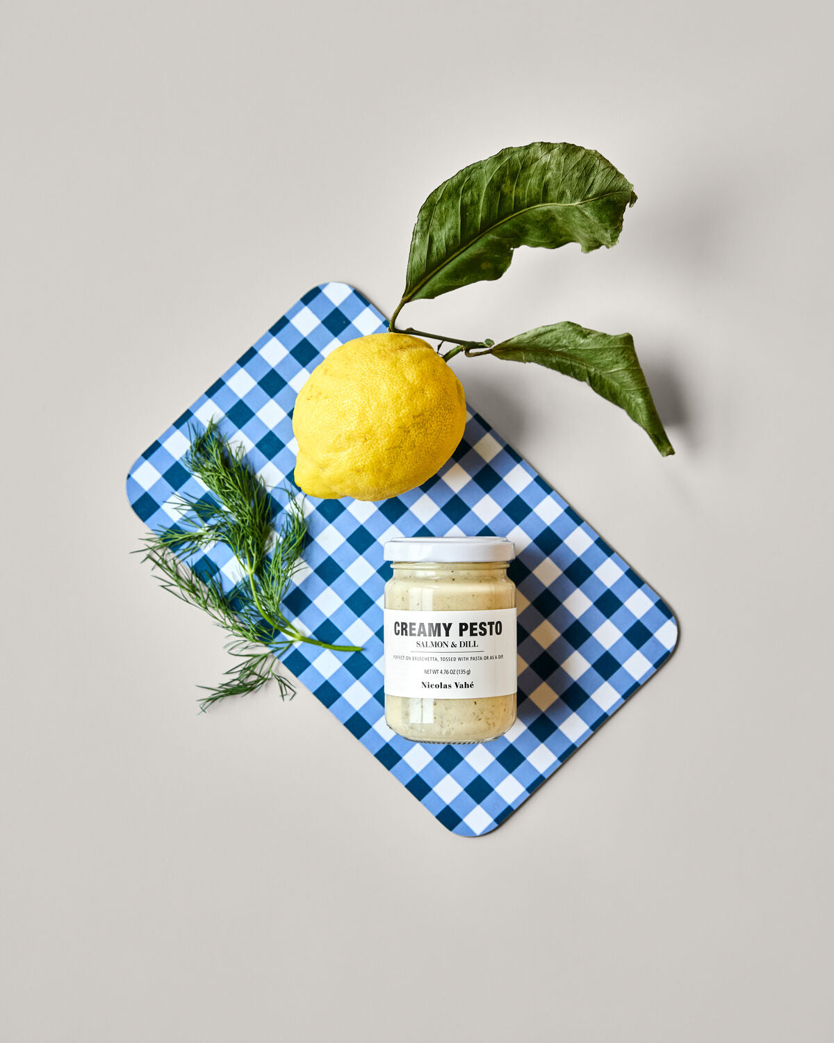 Leckeres, cremiges Pesto mit Lachs und Dill in einer 135 g Packung von Nicolas Vahé, ideal für Pasta und als Dip.