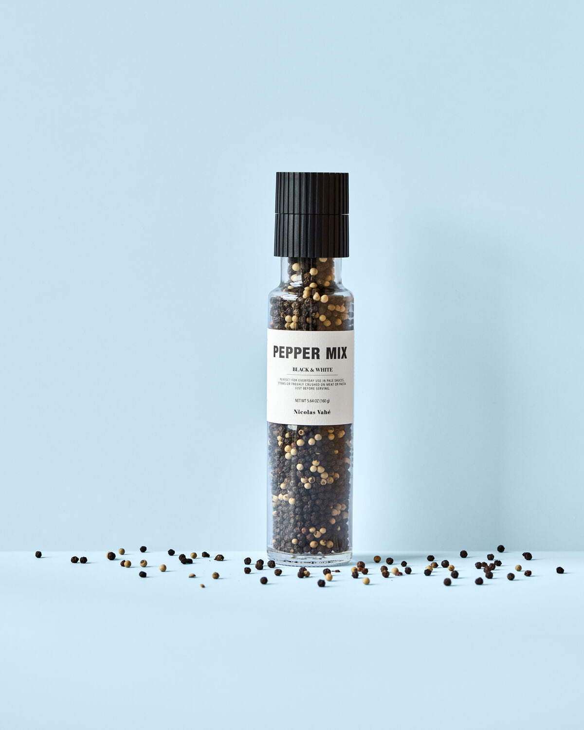 Schwarzer und weißer Pfeffermix von Nicolas Vahé in einer eleganten Verpackung, ideal für die Verfeinerung von Gerichten, 160 g.