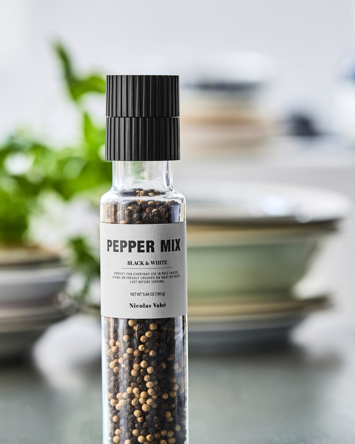 Pfeffermischung, Schwarz & Weiss, 160 g in  präsentiert im Onlineshop von KAQTU Design AG. Salz & Pfeffer ist von Nicolas Vahé