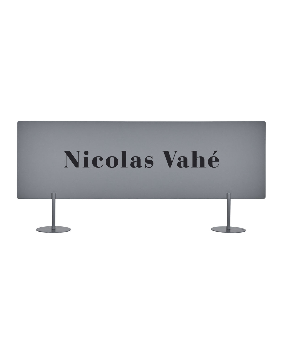 Graues Dekorationsschild «Schild, NVLogo, sign» von Nicolas Vahé, Produktfoto