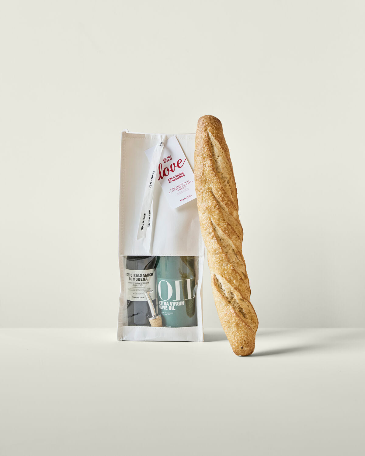 Geschenkverpackung von Nicolas Vahé mit dem Motto "Oil you need is love and…" für besondere Anlässe, ideal für Feinschmecker und Liebhaber.