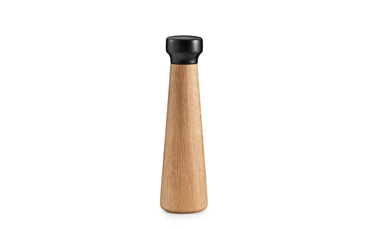 Craft Pfeffermühle in Eiche / Schwarz präsentiert im Onlineshop von KAQTU Design AG. Salz & Pfeffer ist von Normann Copenhagen
