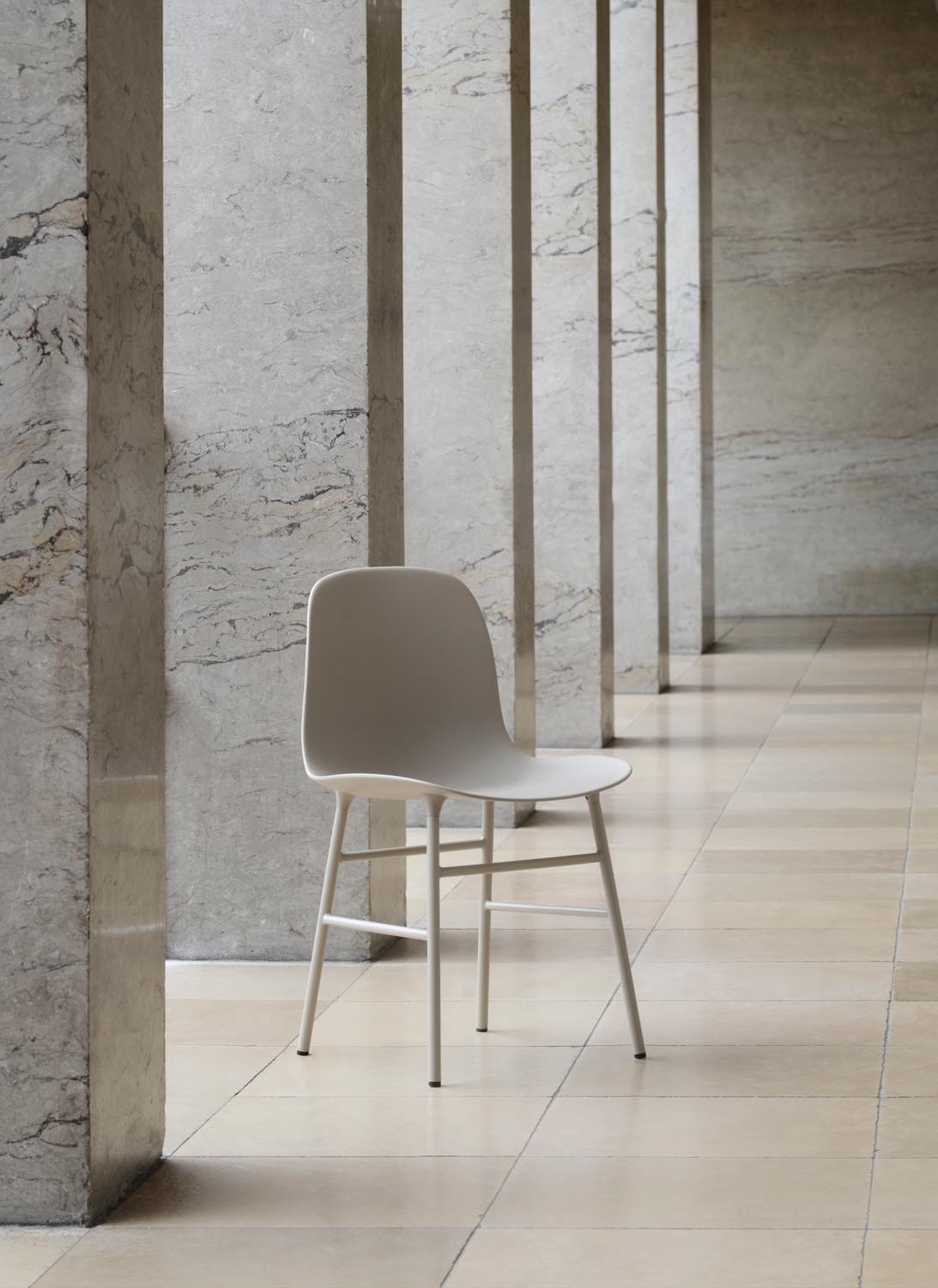 Form Stuhl in Grau präsentiert im Onlineshop von KAQTU Design AG. Stuhl ist von Normann Copenhagen