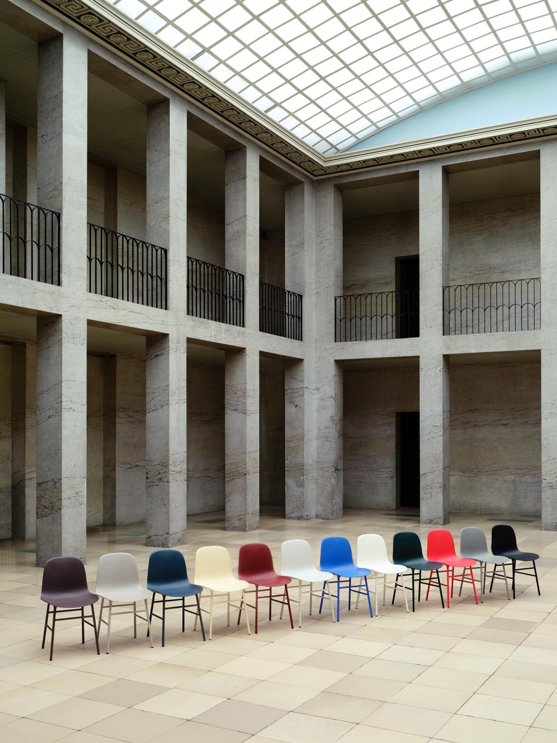Form Stuhl in Grün präsentiert im Onlineshop von KAQTU Design AG. Stuhl ist von Normann Copenhagen