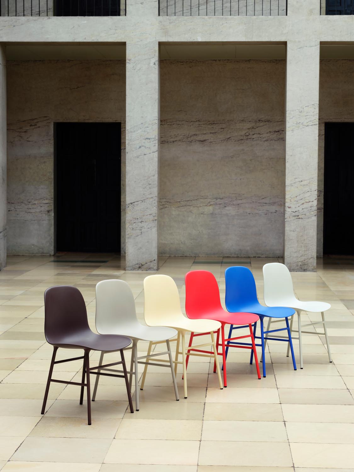 Form Stuhl in Grün präsentiert im Onlineshop von KAQTU Design AG. Stuhl ist von Normann Copenhagen