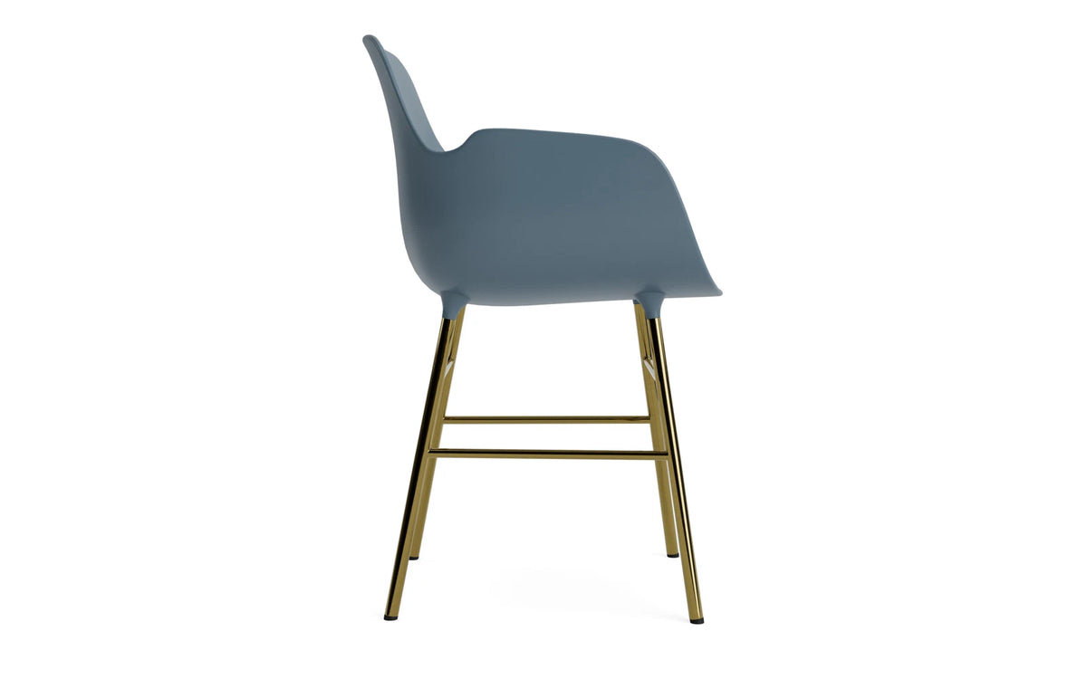 Form Armlehnstuhl in Blau präsentiert im Onlineshop von KAQTU Design AG. Stuhl mit Armlehne ist von Normann Copenhagen