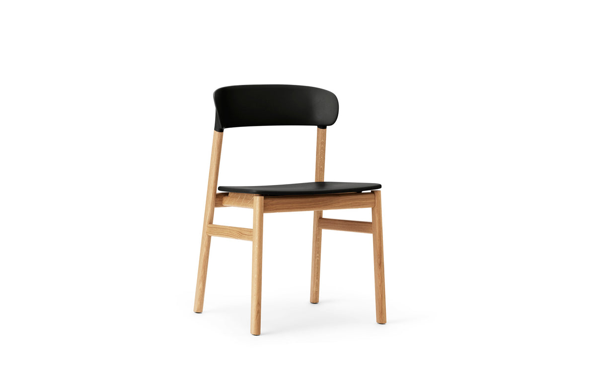 Stuhl Herit mit Sitzschale aus Plastik und Beinen aus massiver Eiche, Design von Simon Legald für Normann Copenhagen, in verschiedenen Farben.