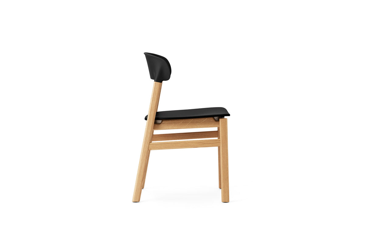 Stuhl Herit mit Sitzschale aus Plastik und Beinen aus massiver Eiche, Design von Simon Legald für Normann Copenhagen, in verschiedenen Farben.