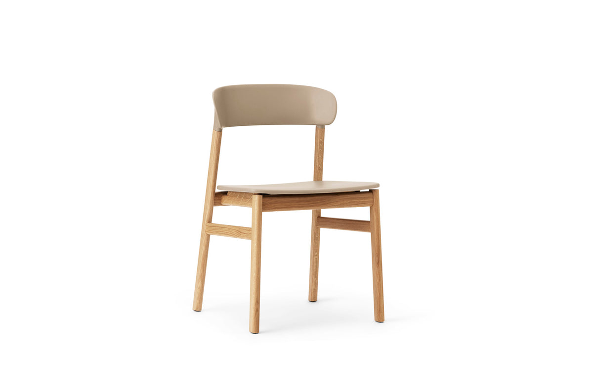 Stuhl Herit mit Sitzschale aus Plastik und Beinen aus massiver Eiche, Design von Simon Legald für Normann Copenhagen, in verschiedenen Farben.