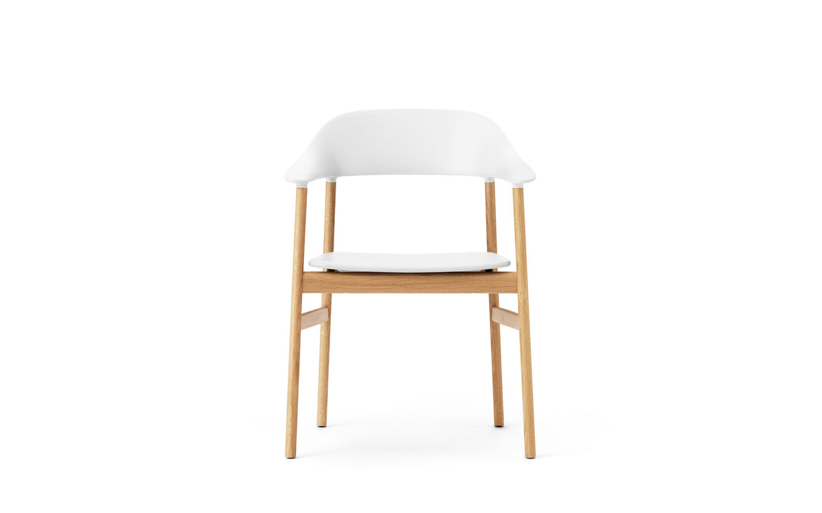 Herit Armlehnstuhl in Weiss präsentiert im Onlineshop von KAQTU Design AG. Stuhl mit Armlehne ist von Normann Copenhagen