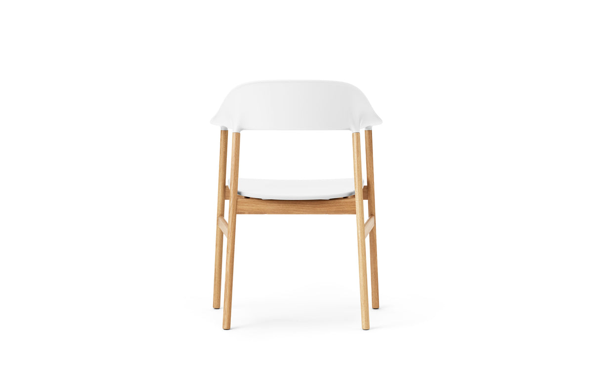 Herit Armlehnstuhl in Weiss präsentiert im Onlineshop von KAQTU Design AG. Stuhl mit Armlehne ist von Normann Copenhagen