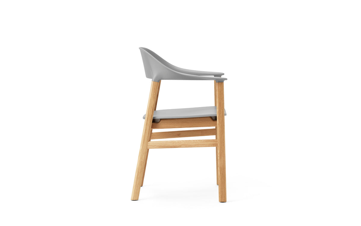 Herit Armlehnstuhl in Grau präsentiert im Onlineshop von KAQTU Design AG. Stuhl mit Armlehne ist von Normann Copenhagen