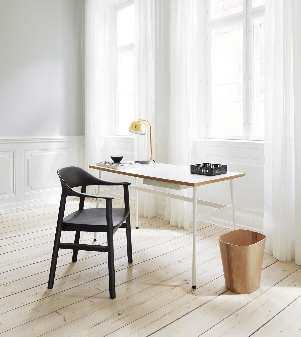 Herit Armlehnstuhl in Sand präsentiert im Onlineshop von KAQTU Design AG. Stuhl mit Armlehne ist von Normann Copenhagen