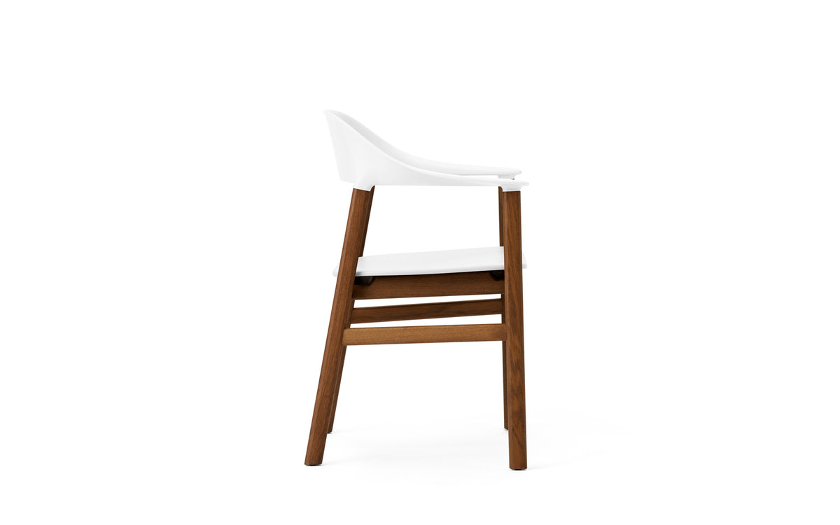 Herit Armlehnstuhl in Weiss präsentiert im Onlineshop von KAQTU Design AG. Stuhl mit Armlehne ist von Normann Copenhagen