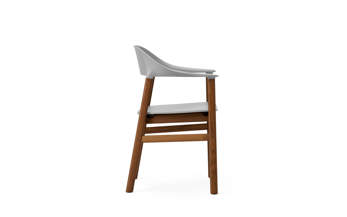 Herit Armlehnstuhl in Grau präsentiert im Onlineshop von KAQTU Design AG. Stuhl mit Armlehne ist von Normann Copenhagen