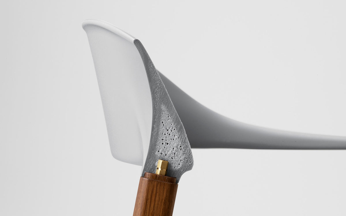 Herit Armlehnstuhl in Grau präsentiert im Onlineshop von KAQTU Design AG. Stuhl mit Armlehne ist von Normann Copenhagen
