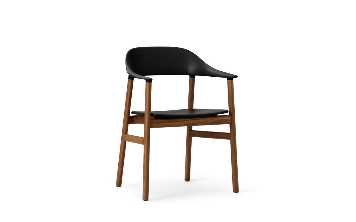 Herit Armlehnstuhl in Schwarz präsentiert im Onlineshop von KAQTU Design AG. Stuhl mit Armlehne ist von Normann Copenhagen