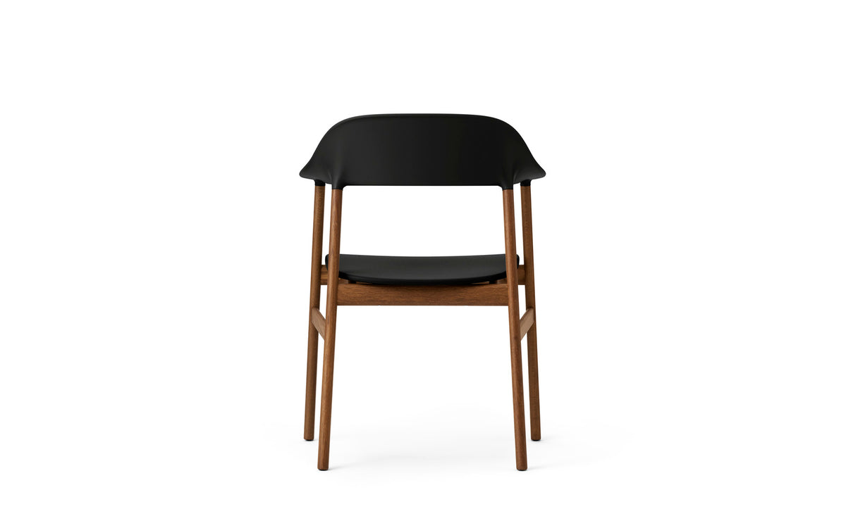 Herit Armlehnstuhl in Schwarz präsentiert im Onlineshop von KAQTU Design AG. Stuhl mit Armlehne ist von Normann Copenhagen