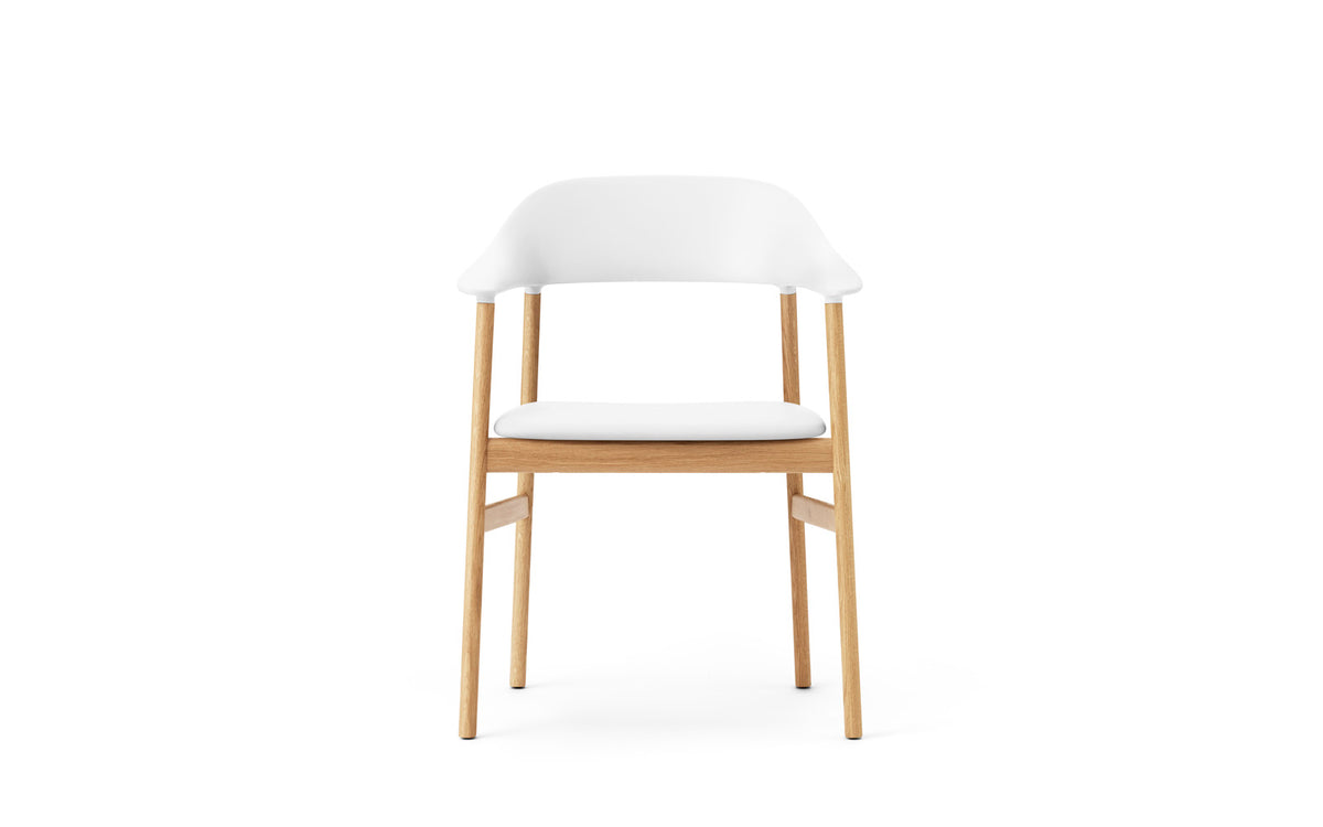 Herit Stuhl mit Armlehnen in Spectrum Leder weiss präsentiert im Onlineshop von KAQTU Design AG. Stuhl mit Armlehne ist von Normann Copenhagen