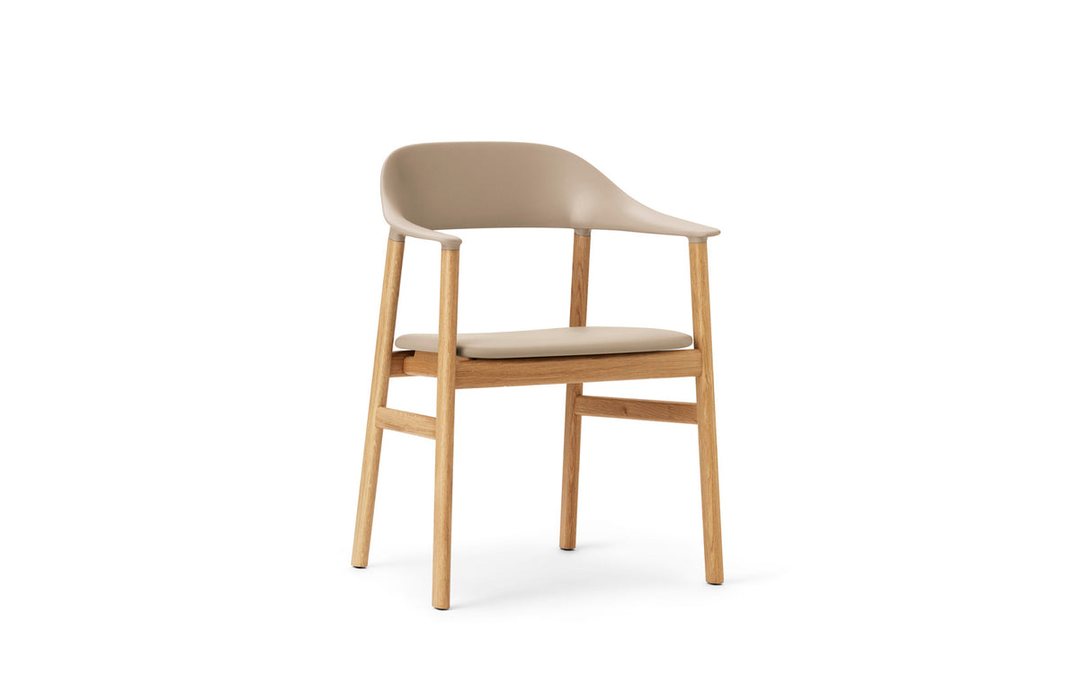 Herit Stuhl mit Armlehnen in Spectrum Leder sand präsentiert im Onlineshop von KAQTU Design AG. Stuhl mit Armlehne ist von Normann Copenhagen