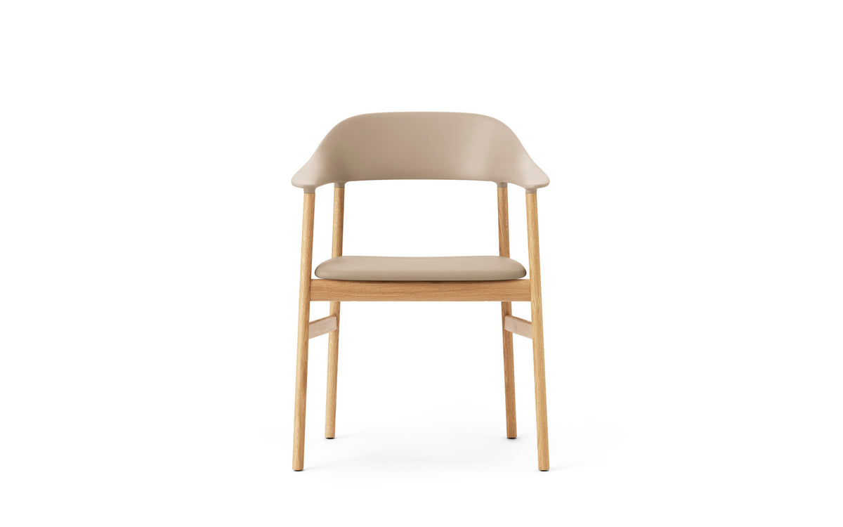 Herit Stuhl mit Armlehnen in Spectrum Leder sand präsentiert im Onlineshop von KAQTU Design AG. Stuhl mit Armlehne ist von Normann Copenhagen
