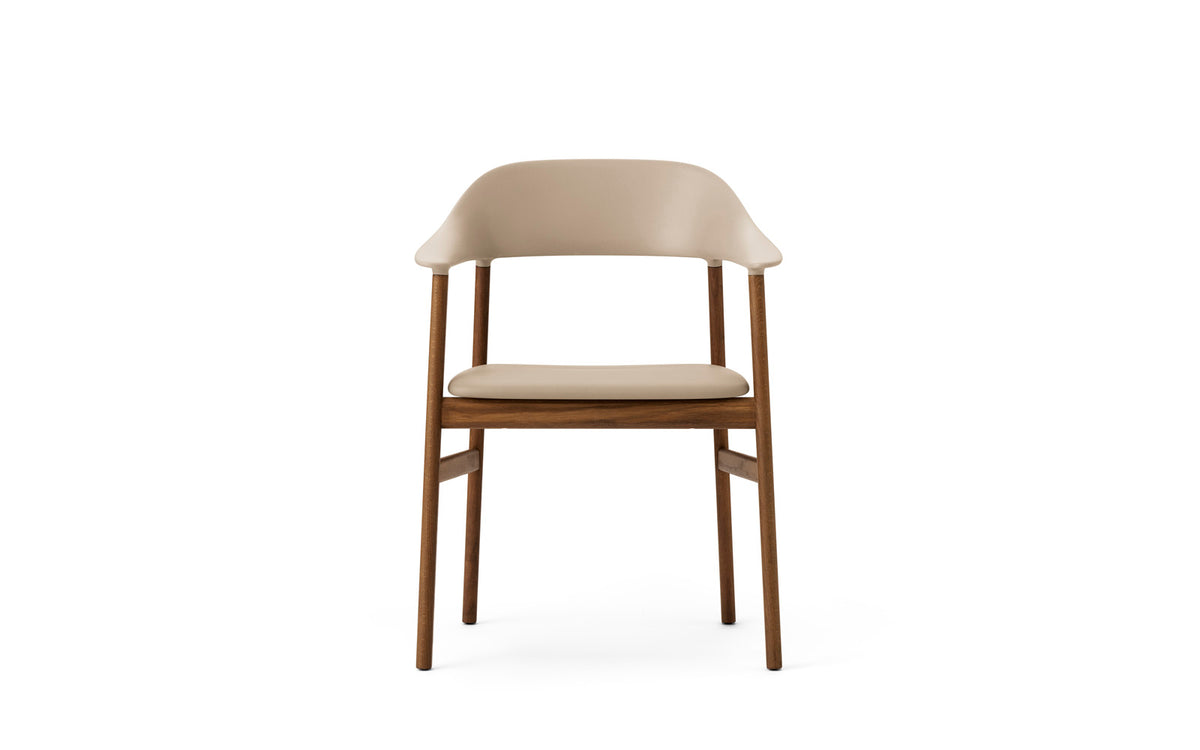 Herit Stuhl mit Armlehnen in Spectrum Leder sand präsentiert im Onlineshop von KAQTU Design AG. Stuhl mit Armlehne ist von Normann Copenhagen