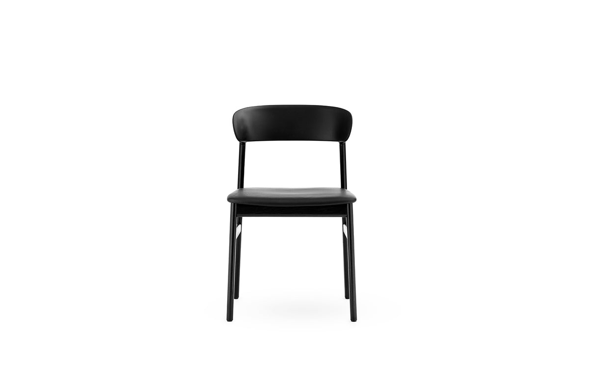 Herit Stuhl gepolstert, Schwarze Eiche, Spectrum Leder Schwarz in Spectrum Leder Schwarz präsentiert im Onlineshop von KAQTU Design AG. Stuhl ist von Normann Copenhagen