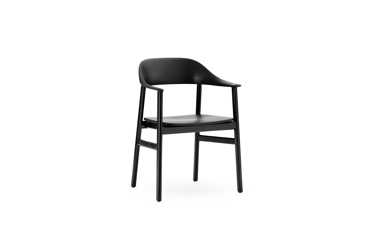 Herit Armlehnstuhl in Schwarz präsentiert im Onlineshop von KAQTU Design AG. Stuhl mit Armlehne ist von Normann Copenhagen