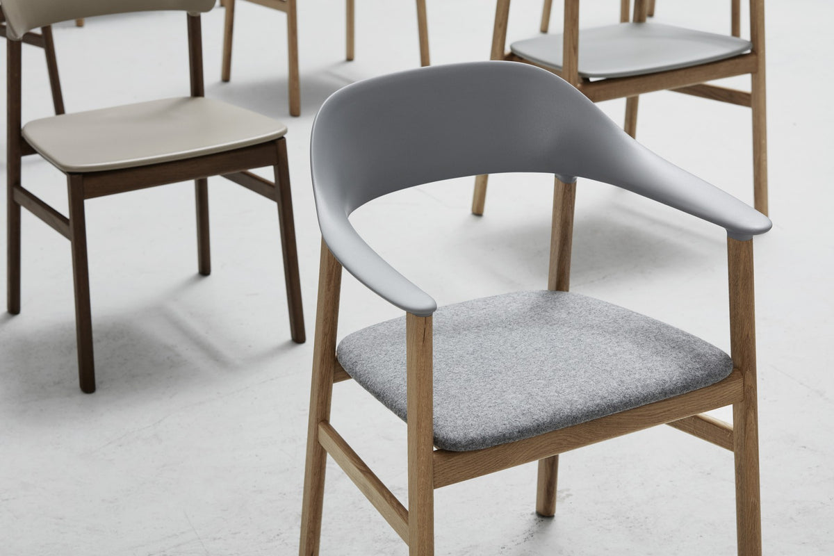 Herit Lehnstuhl von Normann Copenhagen mit schwarzem Spectrum Leder-Sitz, Rückenlehne aus Polypropylen und Beinen aus lackierter Eiche, Armlehnen
