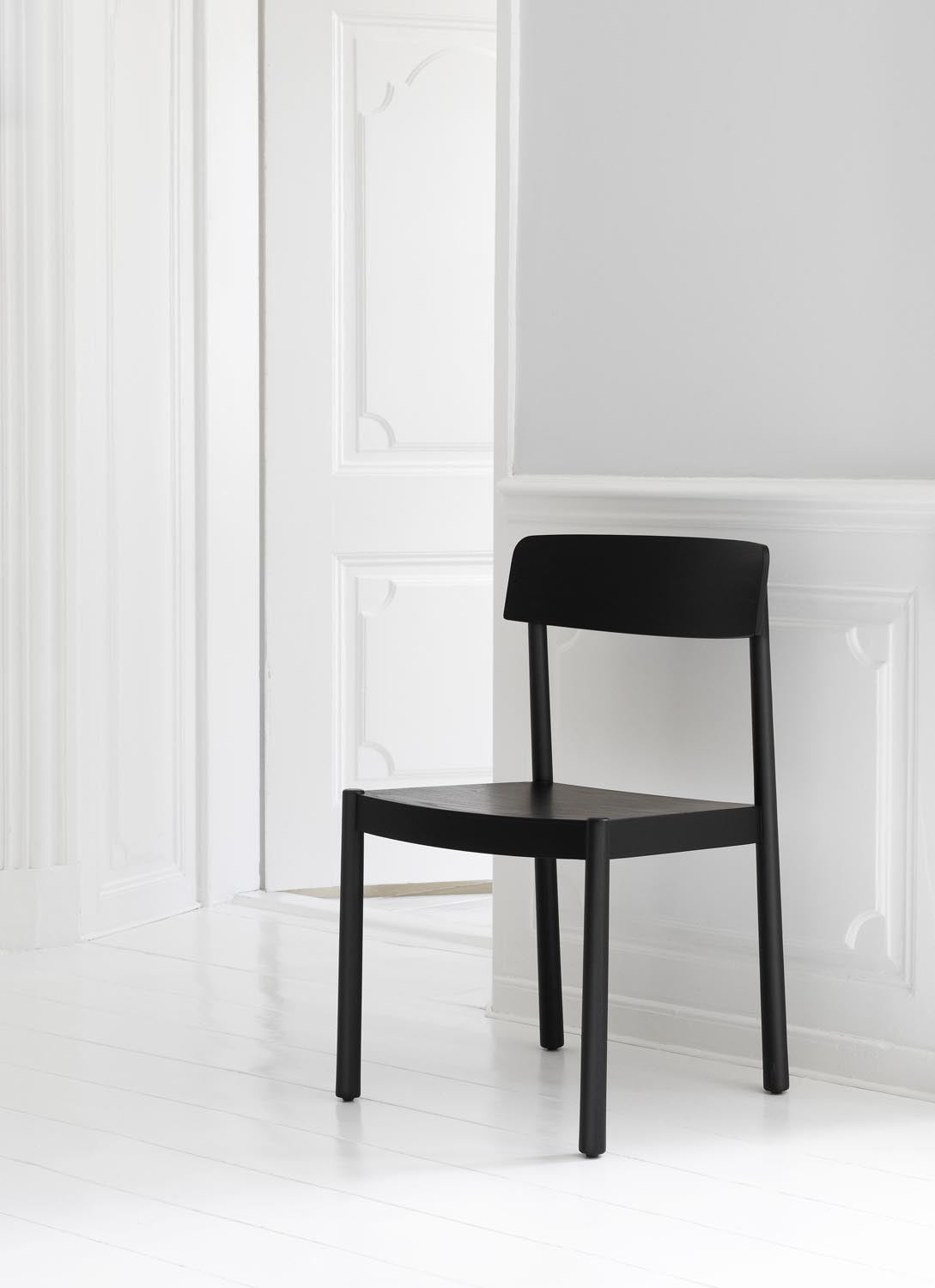 Timb Stuhl gepolstert, Schwarz/ Schwarz Leder in  präsentiert im Onlineshop von KAQTU Design AG. Stuhl ist von Normann Copenhagen