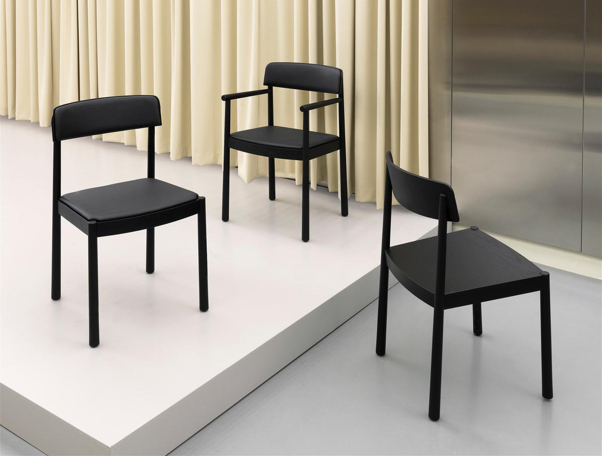 Timb Stuhl gepolstert, Schwarz/ Schwarz Leder in  präsentiert im Onlineshop von KAQTU Design AG. Stuhl ist von Normann Copenhagen